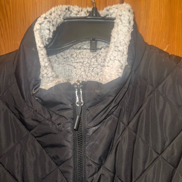 Reversible Cozy Black and White Sherpa Vest - Picture 5 of 6